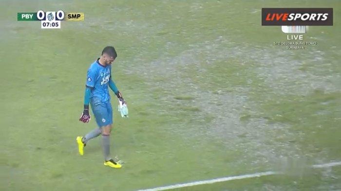 HUJAN TUNDA LAGA - Laga lanjutan pekan ke-32 BRI Liga 1 2024/2025 antara Persebaya Surabaya vs Semen Padang FC di Stadion Gelora Bung Tomo, Surabaya, Minggu (11/5/2025) malam, ditunda akibat cuaca buruk. Semula pertandingan yang dijadwalkan kick off pukul 19.00 WIB.