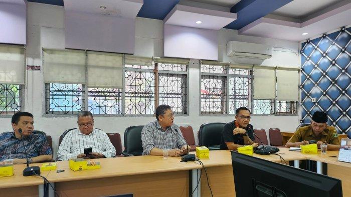 Dewan Perwakilan Rakyat Daerah (DPRD) Provinsi Kepulauan Riau berkunjung ke Dinas Pariwisata Provinsi Sumatera Barat, Senin (8/7/2024). Kunjungan Komisi 2 DPRD Provinsi Kepri ini diikuti oleh Ketua Komisi 2 DPRD Kepulauan Riau Wahyu Wahyudin, Sekretaris Komisi 2 Sahat Sianturi.