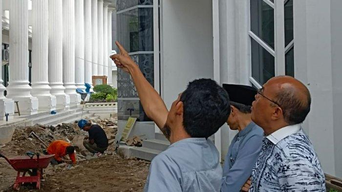 Ketua DPRD Sumbar Supardi,SH disela-sela kegiatan melihat progres hasil pembangunan masjid Assyura, didampingi Sekwan dan staf, Jum'at, (1 Februari 2024).