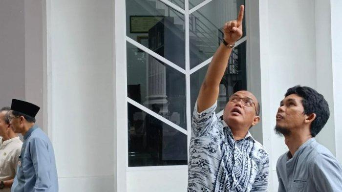 Ketua DPRD Sumbar Supardi,SH disela-sela kegiatan melihat progres hasil pembangunan masjid Assyura, didampingi Sekwan dan staf, Jum'at, (1 Februari 2024).