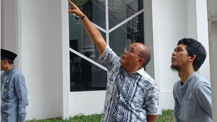 Ketua DPRD Sumbar Supardi,SH disela-sela kegiatan melihat progres hasil pembangunan masjid Assyura, didampingi Sekwan dan staf, Jum'at, (1 Februari 2024).