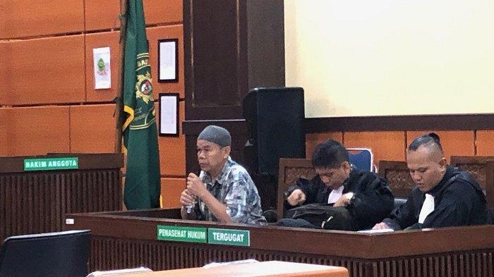 SIDANG DADANG - Dadang Iskandar saat memberikan keterangan di Pengadilan Negeri (PN) Padang, Rabu (21/5/2025). Dalam sidang itu, terdakwa Dadang Iskandar juga membenarkan bahwa aktivitas galian C di Solok Selatan memang tidak berizin.