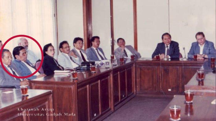 Potret Prof. Dr. Soenardi Prawirohatmodjo (lingkaran merah), yang saat itu menjabat sebagai Sekretaris Senat, mengikuti pertemuan dalam acara Kunjungan oleh Parlemen Belanda ke UGM, tertanggal 14 Januari 1994.