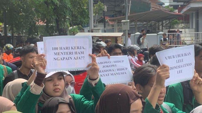 Aksi Demo Padang: Mahasiswa saat mendatangi Kantor DPRD Sumbar, Selasa (18/2/2025). Aksi damai ini terkait kritikan 100 kinerja Presiden dan Wakil Presiden.