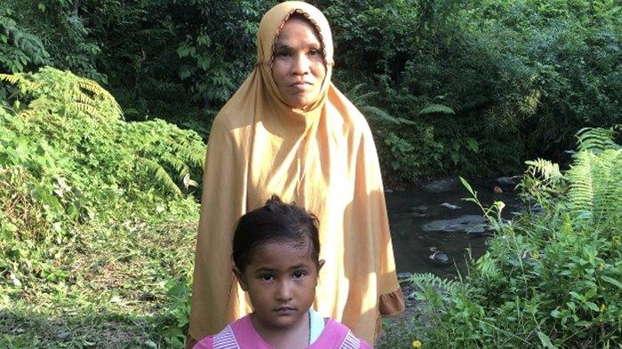 PENEMUAN JASAD BAYI - Dewi Arianti warga Jorong Guguk Tinggi, Nagari Padang Sibusuk, Kecamatan Kupitan, Kabupaten Sijunjung, Sumbar hendak mandi ke sungai bersama anak dan suaminya. Ia menemukan jasad bayi yang sedang dimakan biawak, Rabu (7/5/2025).