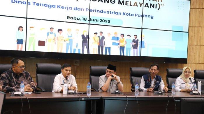 PERKUAT LAYANAN PUBLIK - Wawako Padang, Maigus Nasir, menghadiri Focus Group Discussion (FGD) bertema “Peningkatan Kompetensi Sumber Daya Manusia untuk mendukung program