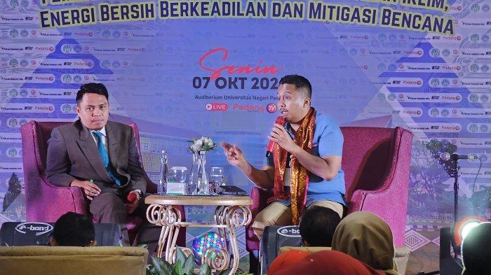 Cagub Sumbar, Vasko Ruseimy tampil sebagai pembicara dalam Diskusi Publik bertajuk Pekan Demokrasi X Pilah Pilih yang diadakan oleh Badan Eksekutif Mahasiswa Keluarga Mahasiswa (BEM KM) Universitas Negeri Padang (UNP), Senin (7/10/2024) lalu.
