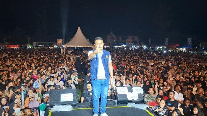 Cawagub Sumbar, Vasko Ruseimy mengajak puluhan ribu pendukungnya mendoakan Ermon Anwar, mertua Epyardi Asda yang meninggal dunia pada Selasa (22/10/2024) dalam usia 78 tahun di Singkarak, Kabupaten Solok, Propinsi Sumatra Barat.