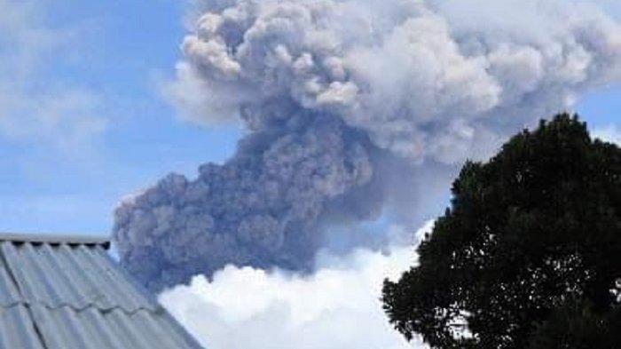 Penampakan erupsi Gunung Marapi dari Nagari Padang Laweh, Jumat (22/12/2023).