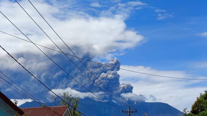 ERUPSI GUNUNG MARAPI - Visualisasi Gunung Marapi di Sumatera Barat saat terjadi erupsi, Sabtu (14
7/5/2025) pukul 09:47 WIB pagi. kolom abu teramati hingga 1.000 meter berwarna kelabu, dengan intensitas tebal condong ke arah utara.