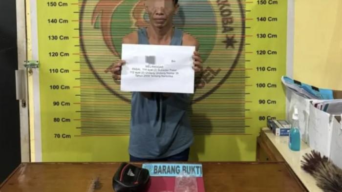 PENYALAHGUNAAN NARKOBA DI PESSEL - Seorang pria berinisial DS yang diketahui berprofesi sebagai sopir, ditangkap oleh personel Satuan Reserse Narkoba Polres Pesisir Selatan atas dugaan sebagai bandar sabu-sabu. Total sabu-sabu yang disita dari tangan pelaku berjumlah 11 paket dengan berat mencapai 20 gram.