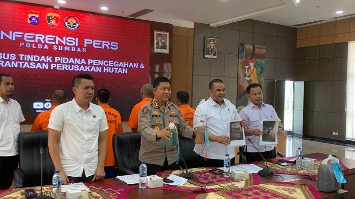 Ditreskrimsus Polda Sumbar saat jumpa pers terkait kasus penyalahgunaan BBM bersubsidi saat jumpa pers di Mapolda Sumbar, Rabu (26/6/2024).
