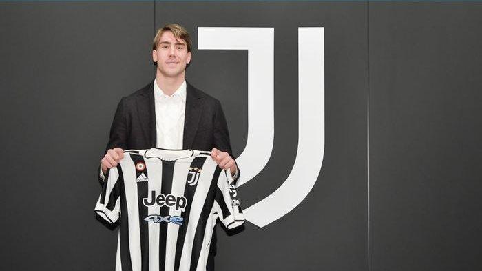 Dusan Vlahovic resmi berseragam Juventus dan bakal memilih nomor punggung tujuh warisan Cristiano Ronaldo.