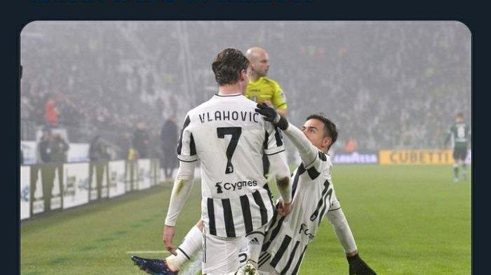 Striker Juventus, Dusan Vlahovic, merayakan gol yang ia cetak bersama Paulo Dybala pada laga Liga Italia melawan Hellas Verona di Allianz Stadium, Minggu (6/2/2022).
