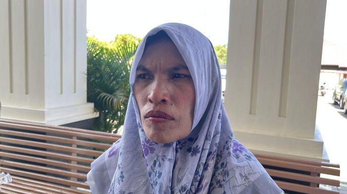 SIDANG KASUS PEMBUNUHAN- Ibu dari NKS Eli Marlina, saat berada di Kejaksaan Negeri Pariaman, Selasa (8/7/2025). Tuntutan maksimal yang diberikan Jaksa Penuntut Umum (JPU) pada terdakwa kasus pembunuhan dan pemerkosaan gadis penjual gorengan di Kabupaten Padang Pariaman, Sumatera Barat (Sumbar), disambut positif oleh pihak keluarga, Selasa (7/8/2025).