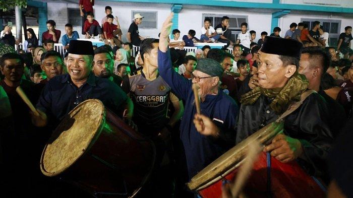 FESTIVAL TABUIK PIAMAN 2025: Wawako Pariaman Mulyadi bersama asisten 3 memainkan gandang tambua di tengah kerumunan anak tabuik dan ribuan pengunjung yang hendak menyaksikkan prosesi maarak saroban yang dilanjutkan dengan basalisiah di simpang tabuik, Jumat (4/7/2025).