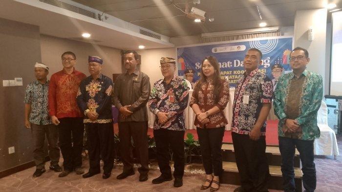 FOTO BERSAMA - Foto bersama kadis pariwisata Kepri dan Kadispar Kalimantan Utara dengan beberapa jajaran.