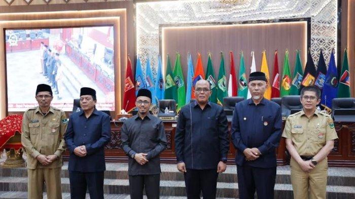 Foto bersama seusai pengesahan Ranperda APBD Perubahan 2024, Senin (`19/8/2024).
