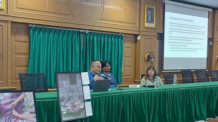 Program Studi Sastra Minangkabau, Fakultas Ilmu Budaya Universitas Andalas, menggelar kuliah umum bertajuk “Kisah dari Pinggiran: Dokumentasi Budaya dan Perjuangan Komunitas Tradisional dalam Dunia yang Berubah”, Rabu (25/06/2025), di Aula FIB Unand. Dengan mengahdirkan dua narsumber utama yaitu: Dr. Tom Corcoran, CEO Ethnomad sekaligus Pemimpin Redaksi Fading Cultures Magazine, serta Dr. Hasanuddin, M.Si., dosen senior FIB Unand dan pakar budaya Minangkabau.