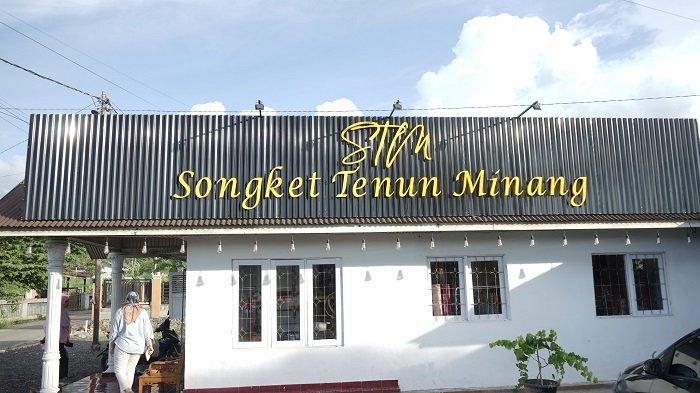 Galeri Songket Tenun Minang (STM) di Jalan Bukittinggi - Payakumbuh Km 10 Ampek Angkek, Kabupaten Agam, Kamis (29/6/2023).