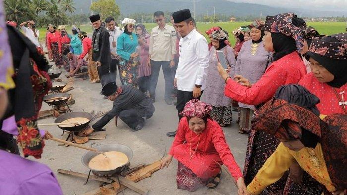Suasana memasak rendang untuk korban gempa Cianjur yang diinisiasi Bundo Kanduang Kota Solok, Selasa (3/1/2023).