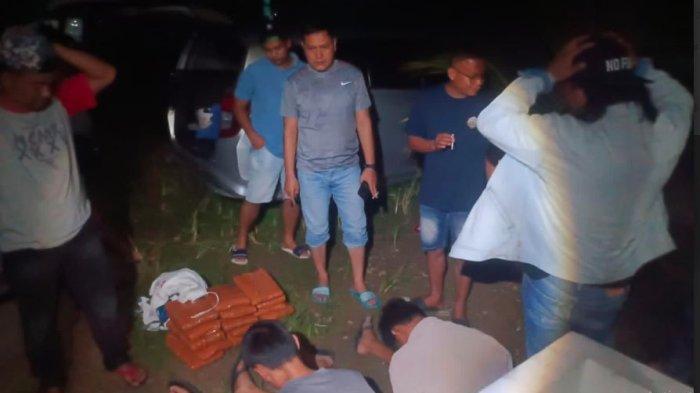 AMANKAN BARANG BUKTI - Satuan Reserse Narkoba (Satresnarkoba) Polres Padang Pariaman berhasil meringkus seorang pria berinisial AG di Batang Anai pada Minggu (25/5/2025) dini hari, sekitar pukul 02.00 WIB. Jajaran Satresnarkoba Polres Padang Pariaman juga mengamankan barang bukti atau BB 16 paket besar ganja yang siap edar dari tangan AG.
