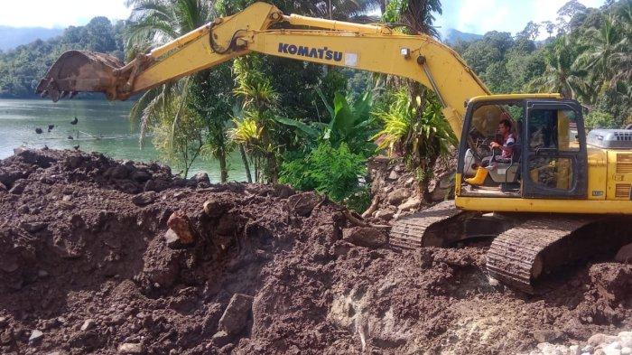 Alat berat saat membersihkan material longsor yang menumpuk di wilayah Tanjung Sani, Kecamatan Tanjung Raya, Kabupaten Agam, Sumbar, Senin (17/7/2023).