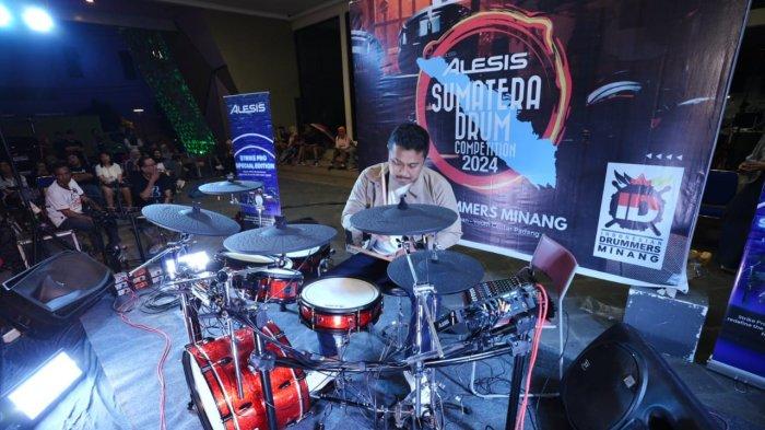 Vasko Ruseimi, cawagub Sumbar 2024-2029 tampak unjuk kebolehan, lewat gebukan drum seusai memberikan sambutan dalam kegiatan bertajuk 'Alesis Sumatera Drum Competition 2024' yang digelar di Padang Youth Center, Sabtu (28/9/2024) malam.