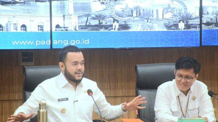 WAKO EXIT MEETING BPK - Pemerintah Kota (Pemko) Padang mengadakan Exit Meeting dengan Badan Pemeriksa Keuangan Republik Indonesia atau BPK RI Perwakilan Provinsi Sumatera Barat (Sumbar), di Ruang Abu Bakar Ja'ar, Kantor Balai Kota Aie Pacah, Rabu (14/5/2025). Wali Kota Padang Fadly Amran, dalam sambutan menyampaikan terima kasih kepada BPK RI Perwakilan Sumbar atas pemeriksaan yang dilakukan terhadap Laporan Keuangan Pemerintah Daerah (LKPD) Kota Padang Tahun 2024.