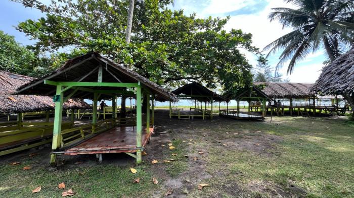 GEMPA BUMI SUMBAR- Kondisi sebuah rumah makan di pesisir pantai kawasan Pantai Tiram, Kabupaten Padang Pariaman, Provinsi Sumatera Barat, setelah terjadi gempa, Rabu (30/7/2025). Masyarakat kembali melanjutkan aktivitasnya.