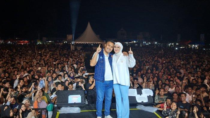 Vasko Ruseimy yang didampingi istri Konser Sumbar 1 Gerak Cepat (Gercep) di Lapangan Bola Sungai Abang, Lubuk Alung, Kabupaten Padang Pariaman, Provinsi Sumatera Barat (Sumbar) berlangsung meriah.