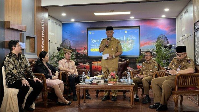 Gubernur Sumatera Barat (Sumbar) Mahyeldi saat konferensi pers bersama Vice President Network Planning of Scoot, Andrew Goh do Bandara Internasional Minangkabau (BIM) Padang Pariaman Provinsi Sumatera Barat (Sumbar), Senin (6/1/2025) siang.