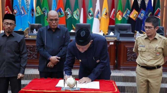 Gubernur Sumbar Mahyeldi menandatangani Rancangan Peraturan Daerah (Ranperda) tentang Anggaran Pendapatan dan Belanja Daerah (APBD) Perubahan Tahun 2024.