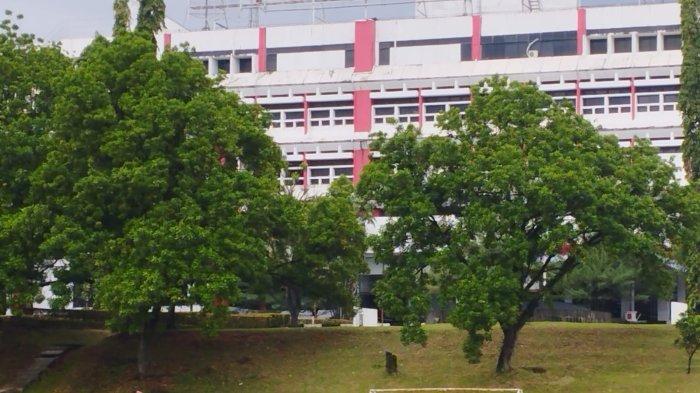 Hingga H-1 pembukaan Turnamen Sepak Bola Piala Gubernur 2023, terlihat pada Minggu (6/8/2023) sore, Tim PWI Sumbar tampak fokus berlatih meski, dalam guyuran hujan justru tak mengurangi semangat pemain menjalani menu latihan fisik dan uji coba.