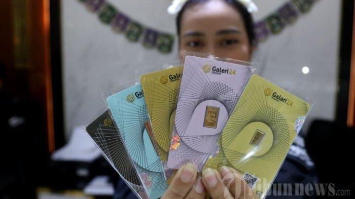 HARGA EMAS ANTAM - Pramuniaga menunjukkan emas batangan Aneka Tambang (Antam) di Galeri 24 Pegadaian, Jakarta, Kamis (18/4/2024).