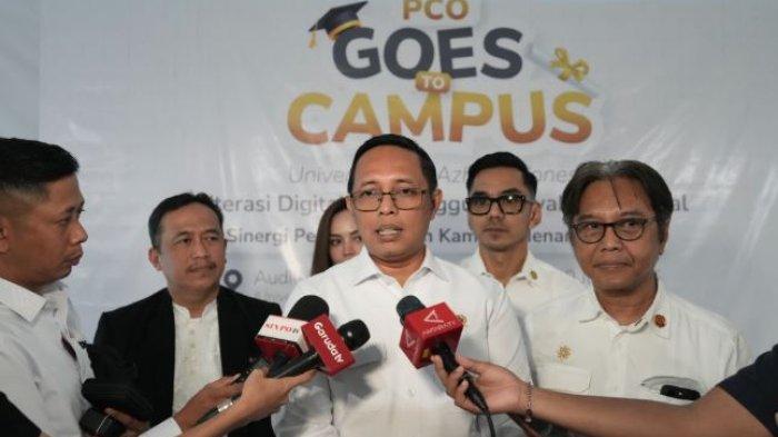 PCO GOES TO CAMPUS - Kepala Komunikasi Kepresidenan Hasan Nasbi saat diskusi PCO Goes to Campus bertema Literasi Digital dan Tanggung Jawab Intelektual, Sinergi Pemerintah dan Kampus Menangkal DFK di Universitas Al-Azhar Indonesia, Jakarta, Senin (30/6/2025). Hasan tampil di depan 200-an mahasiswa, Hasan menjelaskan Teori Simulacra dari Jean Baudrillard, seorang filsuf Prancis. Dikatakan, dunia simulasi atau tontonan suatu saat akan menjadi dunia nyata.