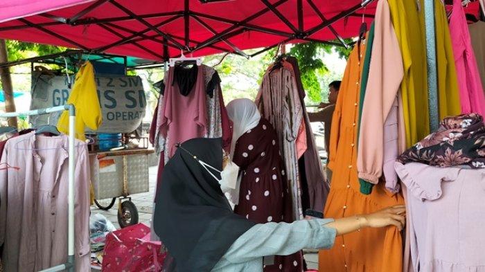 Hari pertama Ramadhan 1443 H kawasan GOR H Agus Salim Kota Padang dihiasi pedagang gamis dan mukena, Minggu (3/4/2022).