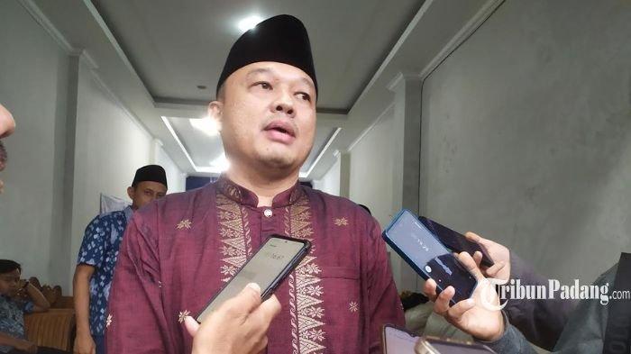 Heri Tito Rinaldi saat diwawancarai setelah menyerahkan berkas ke DPD PAN Bukittinggi, Selasa (30/4/2024)