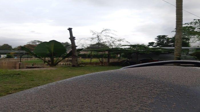 Sepeda motor warga Canduang Agam mandi abu akibat karena erupsi Gunung Marapi pada Minggu (3/12/2023).