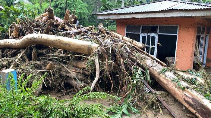 Hujan yang cukup tinggi mengakibatkan pada Jumat (22/11/2024) mengakibatkan banjir dan banjir bandang di dua kecamatan di Kabupaten Lima Puluh Kota, Sumatera Barat (Sumbar).