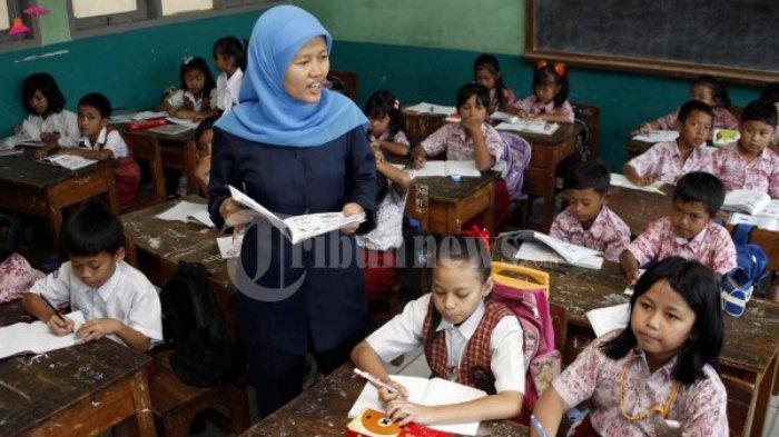 TUNJANGAN GURU NON ASN - Ilustrasi guru. Guru honorer Titin (31) saat mengajar mata pelajaran Bahasa Inggris kepada siswa kelas 2 bertepatan dengan Hari Pendidikan Nasional (Hardiknas) di Sekolah Dasar Negeri (SDN) Kresna, Jalan Kresna, Kota Bandung, Selasa (2/5/2012)