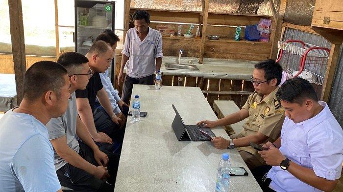 TKA CHINA - Para Tenaga Kerja Asing (TKA) asal China saat diperiksa dokumen ketenagakerjaan oleh Disnakertrans Provinsi Sumatera Barat, Senin (7/7/2025) kemarin. Inspeksi kali ini masih menindaklanjuti hasil temuan beberapa waktu yang lalu terkait adanya TKA yang tidak dilengkapi dengan dokumen ketenagakerjaan yang lengkap.
