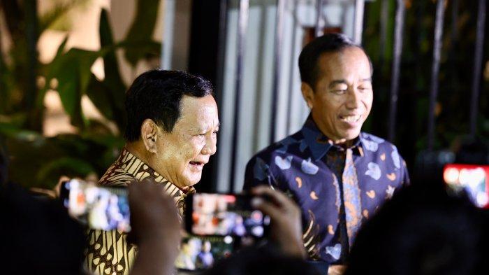 Presiden RI Prabowo Subianto bersantap malam bersama Presiden RI ke-7 Joko Widodo (Jokowi) sekaligus temu kangen di kediaman Prabowo di Jl Kertanegara No. 4 Jakarta Selatan, Jumat (6/12/2024) malam.