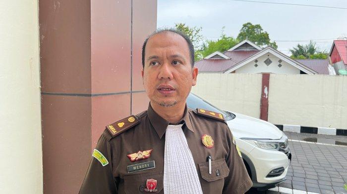 SIDANG PEMBUNUHAN NIA- Jaksa Penuntut Umum (JPU) Wendry Vinisa, saat berada di Pengadilan Negeri Pariaman, Selasa (10/6/2025). Wendry Vinisa mengatakan, keterangan tersangka dalam sidang kali ini terkesan berbelit-belit.