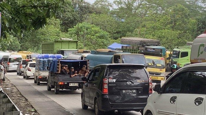 SITINJAU LAUIK MACET- Kemacetan panjang di kawasan Ladang Padi, Kecamatan Lubuk Kilangan, Kota Padang, Provinsi Sumatera Barat, Rabu (29/1/2025). Jalur Padang - Solok masih diberlakukan buka tutup sehingga kemacetan panjang masih terjadi di kawasan Sitinjau Lauik.