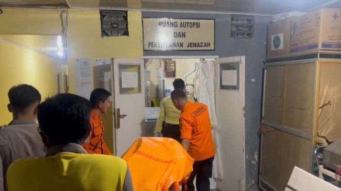 PENEMUAN MAYAT: Jasad WNA yang ditemukan terapung di kawasan Pangkalan, Kabupaten Lima Puluh Kota saat dibawa ke RS Bhayangkara, Jumat (25/4/2025). WNA tersebut ditemukan terapung di sebuah aliran sungai bersama dengan sepeda dan sejumlah barang lainnya.