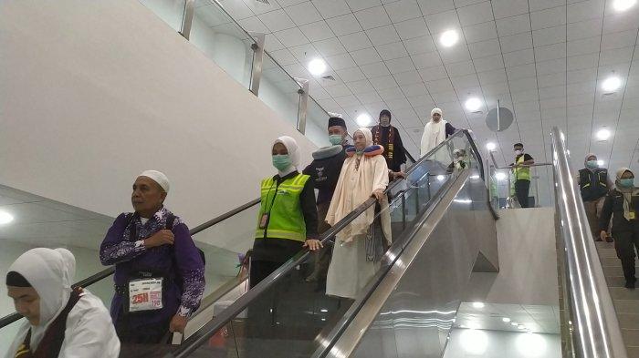 PELAKSANAAN HAJI 2025- Sejumlah jemaah haji Kloter 01 Embarkasi Padang saat sampai di BIM, Kamis (12/6/2025) malam. Sebanyak 421 jemaah haji sampai di tanah air, dua orang masih berada di Tanah Suci.
