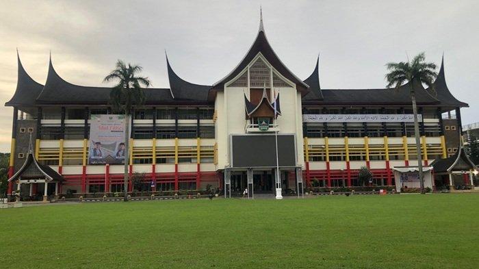 SALAT IDULFITRI - Kantor Gubernur Sumbar di jalan Jenderal Sudirman pada Minggu (30/3/2025) sore. Pemprov Sumbar akan melaksanakan Salat Idulfitri 1446 Hijriah pada esok hari, Senin (31/3/2025), di halaman Kantor Gubernur Sumbar.