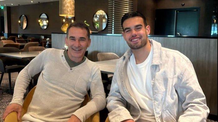 PELATIH TIMNAS U 23 - Sang Pelatih Timnas U-23 Indonesia Gerald Vanenburg (kiri) bertemu dengan penyerang Timnas U-20 Indonesia Jens Raven.