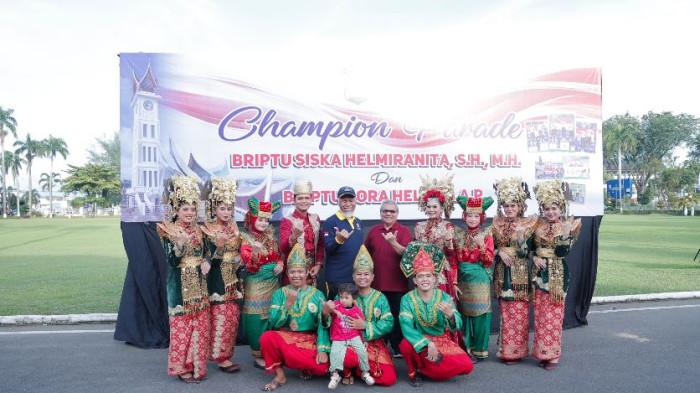 PERAIH MEDALI EMAS - Foto bersama Ketua DPRD Provinsi Sumatera Barat, Muhidi, didampingi Gubernur Mahyeldi memberikan apresiasi kepada dua anggota Polwan Polda Sumbar yang berhasil meraih medali emas pada ajang World Police and Fire Games 2025. Sementara seremoni penyambutan yang digelar di pelataran Istana Gubernur, Minggu (20/7/2025).(